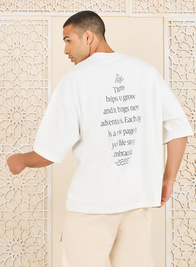 ستايلي تيشيرت تيري محبوك بقصة واسعة بطبعة شعار احتضان أمامي وخلفي - Image 3